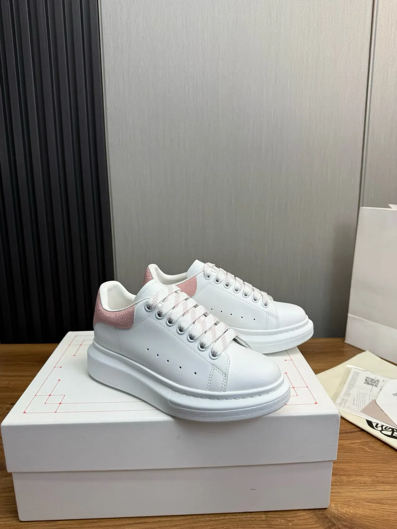 Alexander McQueen حذاء رياضي مفرط الحجم أبيض ووردي أحذية نمط حياة 9
