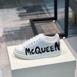 Alexander McQueen 超大运动鞋 白色 黑色 皮革 涂鸦 标志 生活方式运动鞋