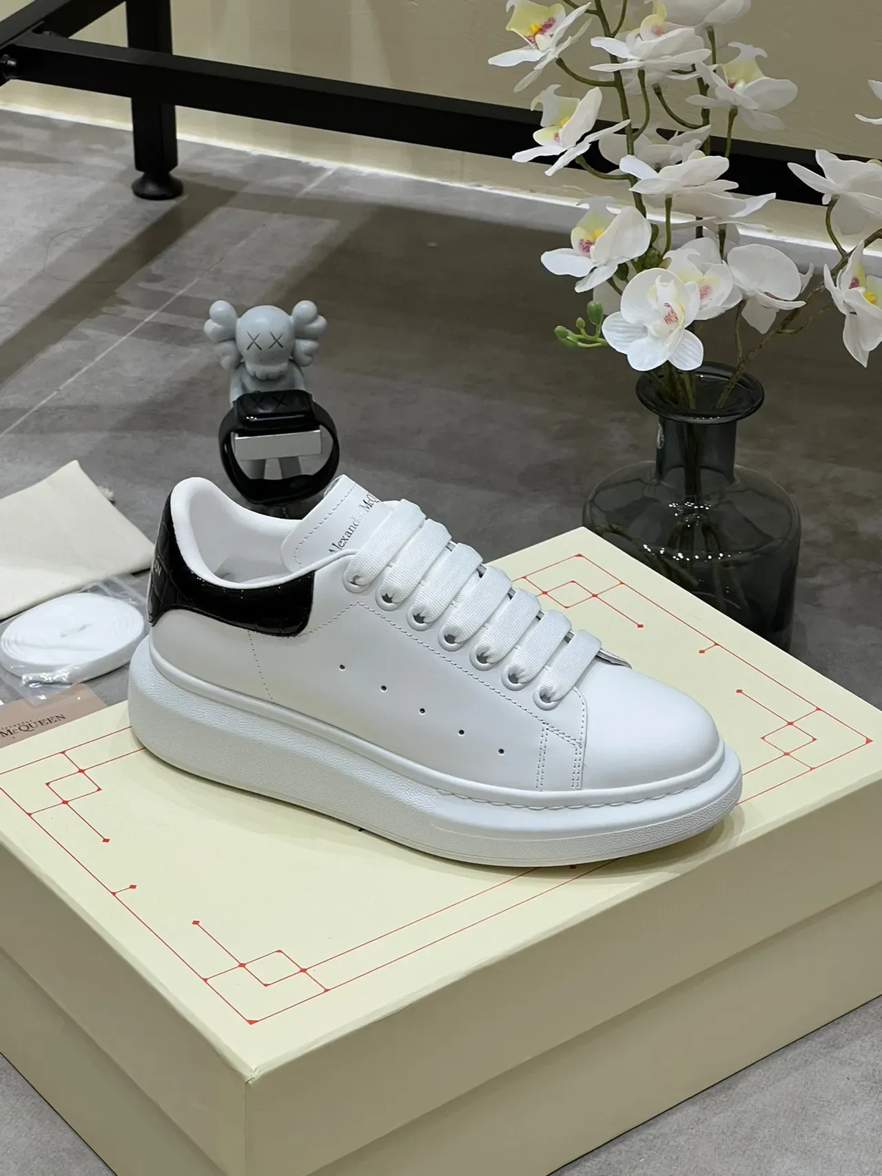 Alexander McQueen Oversized Sneaker White Black Platform Sole Smooth Leather Upper Lifestyle Sneakers 3