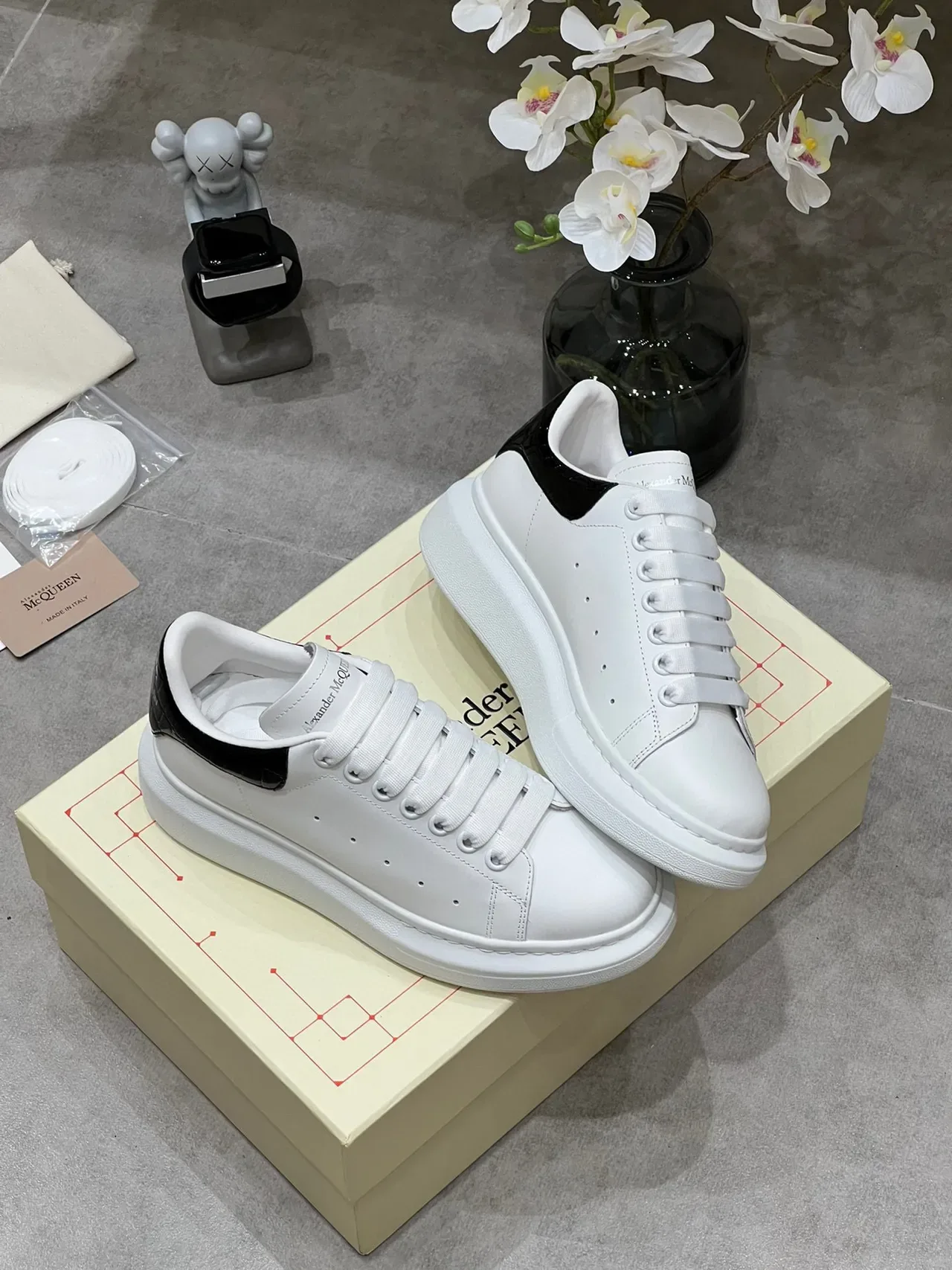 Alexander McQueen Oversized Sneaker White Black Platform Sole Smooth Leather Upper Lifestyle Sneakers 5