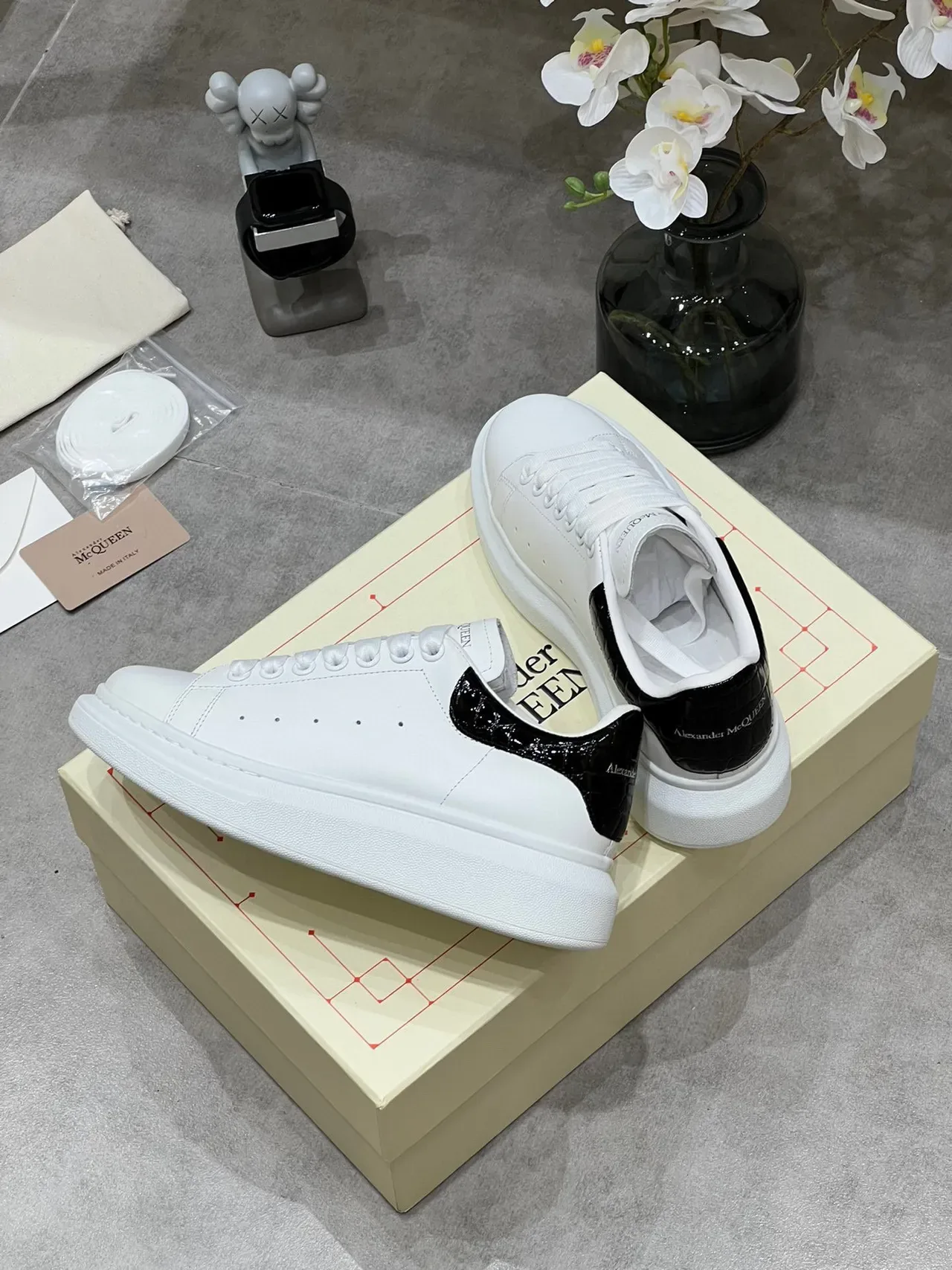 Alexander McQueen Oversized Sneaker White Black Platform Sole Smooth Leather Upper Lifestyle Sneakers 6