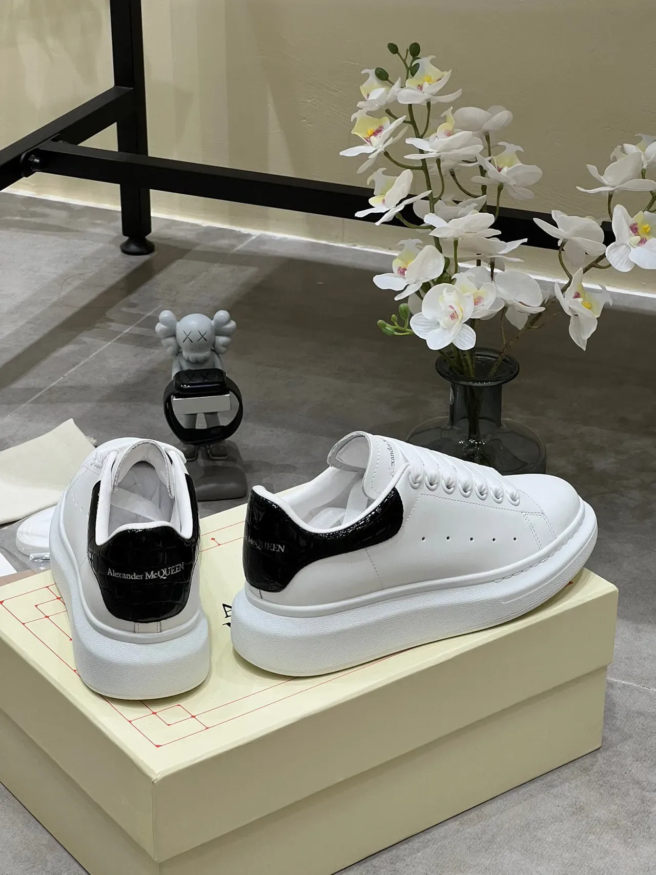 Alexander McQueen Oversized Sneaker White Black Platform Sole Smooth Leather Upper Lifestyle Sneakers 7