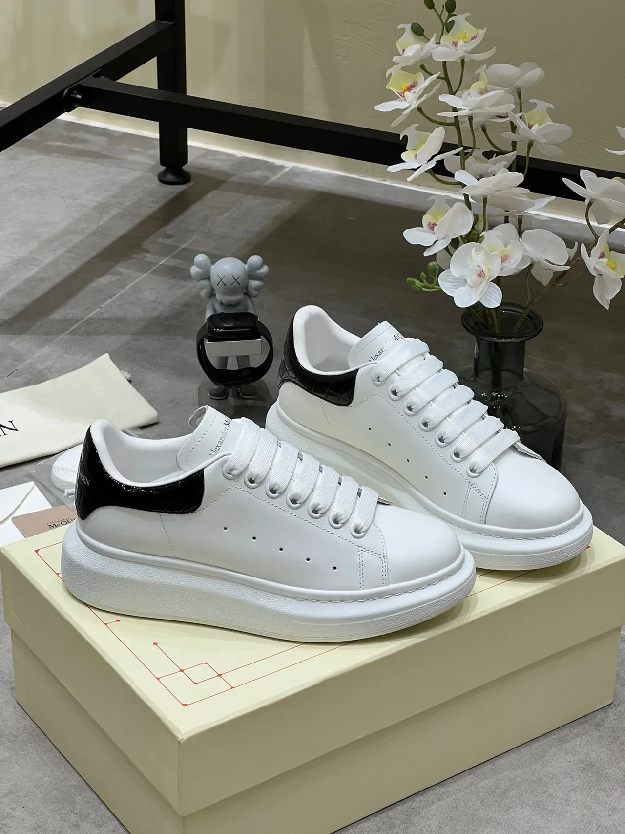 Alexander McQueen Oversized Sneaker White Black Platform Sole Smooth Leather Upper Lifestyle Sneakers 8