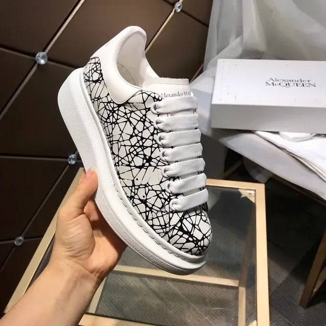 Alexander McQueen 超大号白色黑色网印生活方式运动鞋 2
