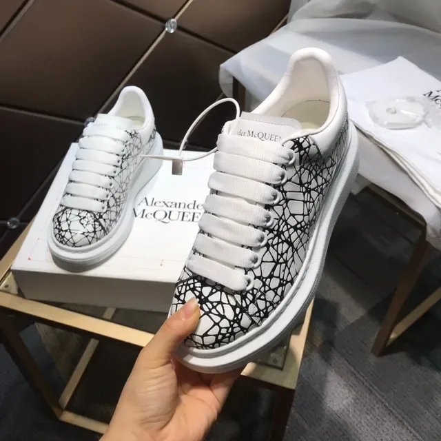 Alexander McQueen 超大号白色黑色网印生活方式运动鞋 3
