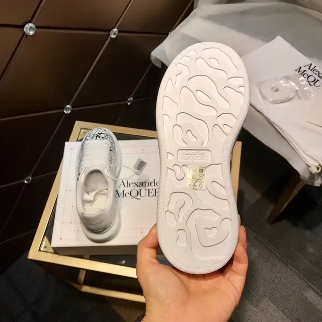 Alexander McQueen 超大号白色黑色网印生活方式运动鞋 4