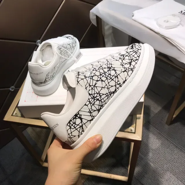 Alexander McQueen 超大号白色黑色网印生活方式运动鞋 5