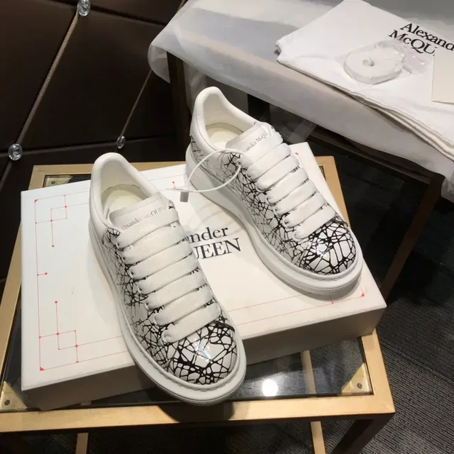 Alexander McQueen 超大号白色黑色网印生活方式运动鞋 6
