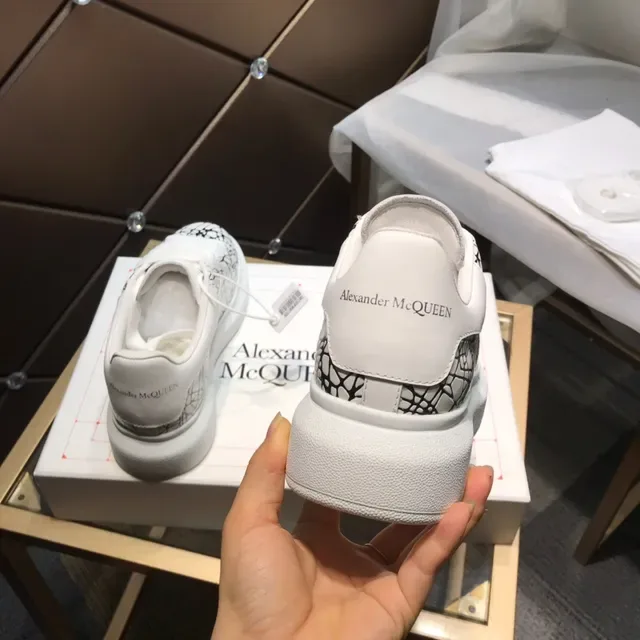 Alexander McQueen 超大号白色黑色网印生活方式运动鞋 7