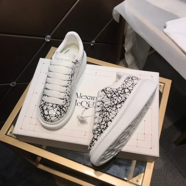 Alexander McQueen 超大号白色黑色网印生活方式运动鞋 8