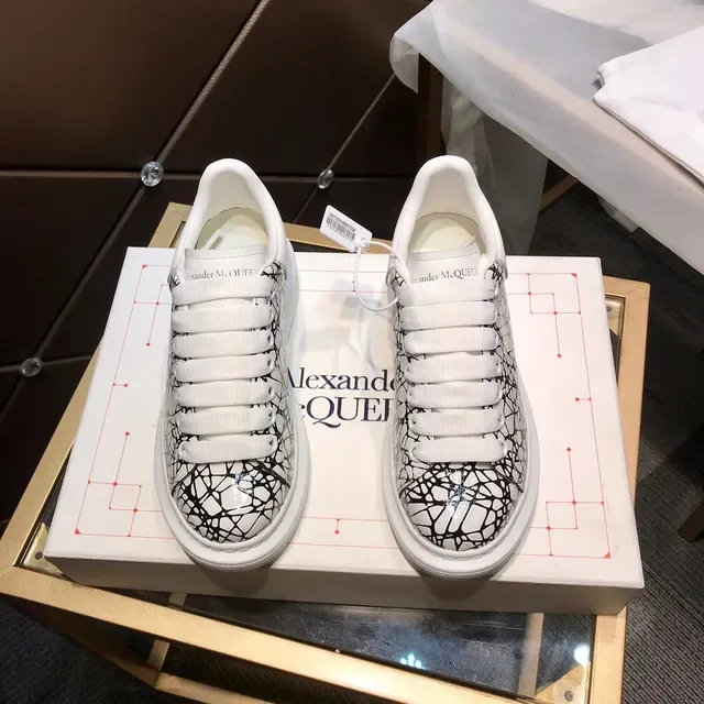 Alexander McQueen 超大号白色黑色网印生活方式运动鞋 9