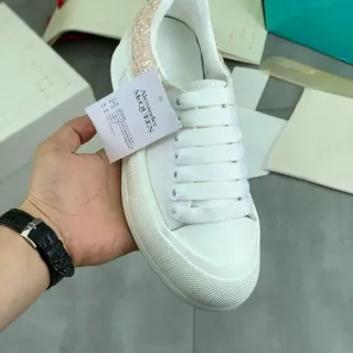 Alexander McQueen ओवरसाइज्ड स्नीकर व्हाइट गोल्ड सिल्हूट चमकदार हील टैब लाइफस्टाइल स्नीकर