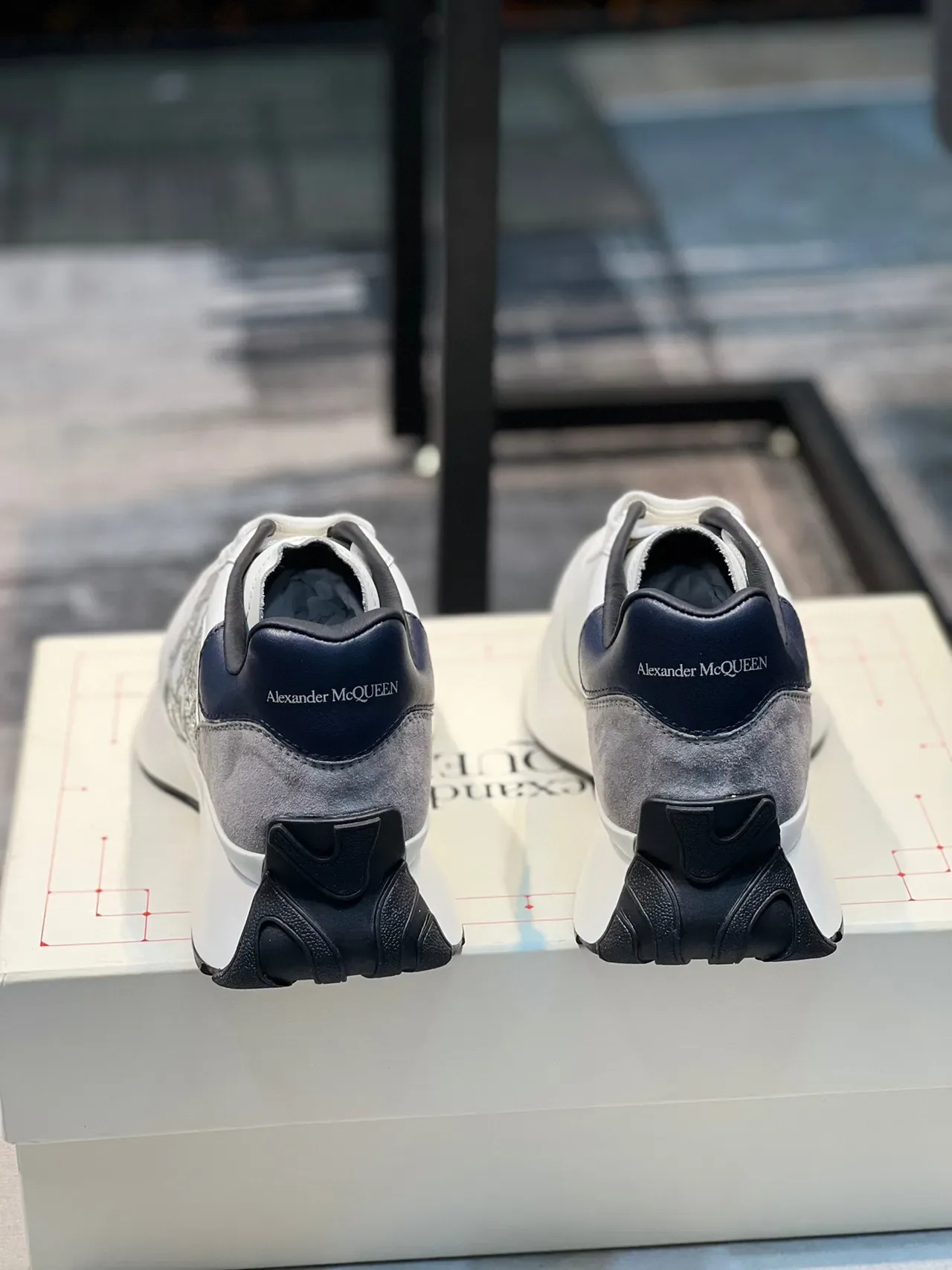 Alexander McQueen Sneaker oversized blanc navy gris métallique lifestyle sneakers 2