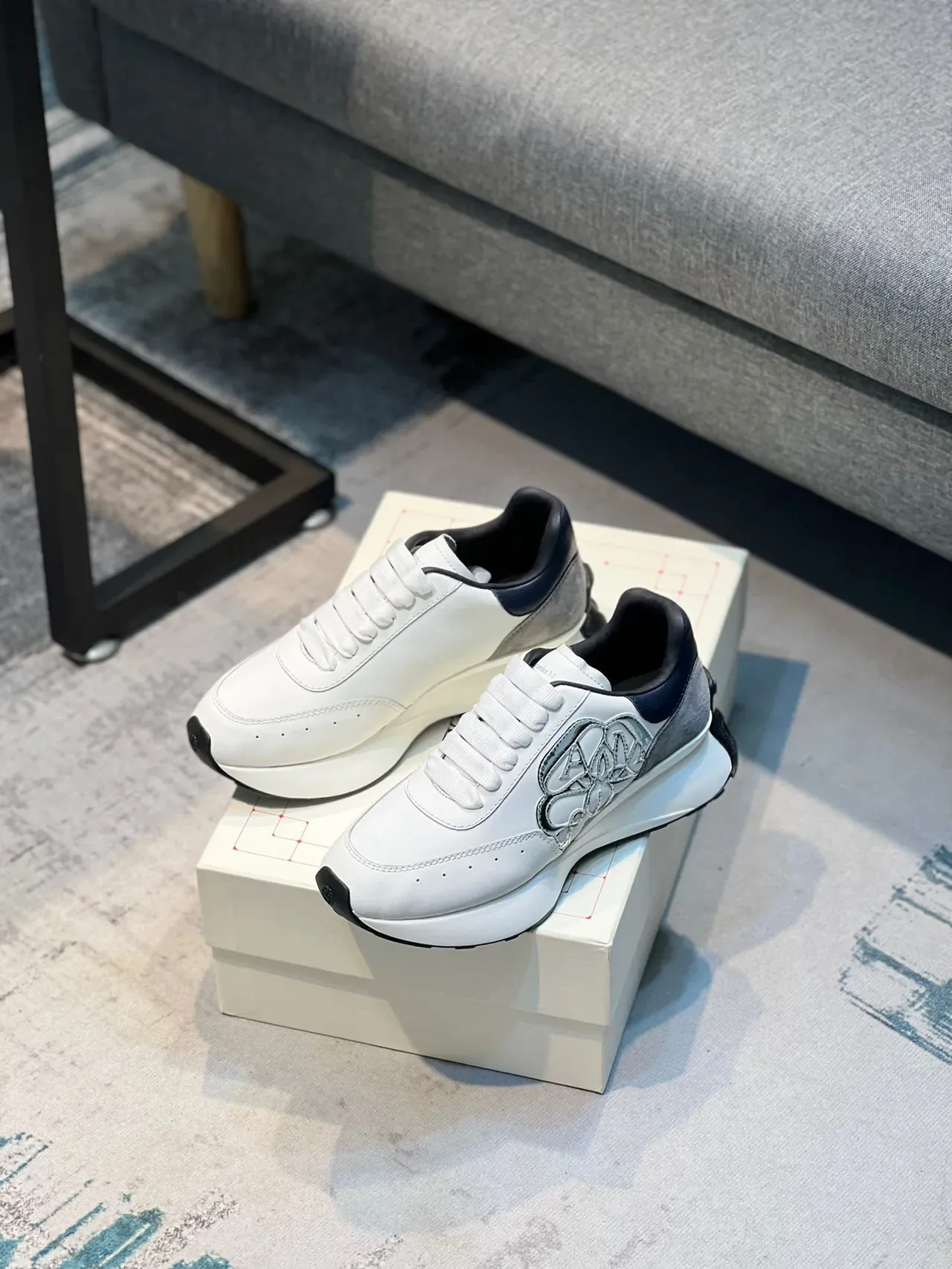 Alexander McQueen Sneaker oversized blanc navy gris métallique lifestyle sneakers 7