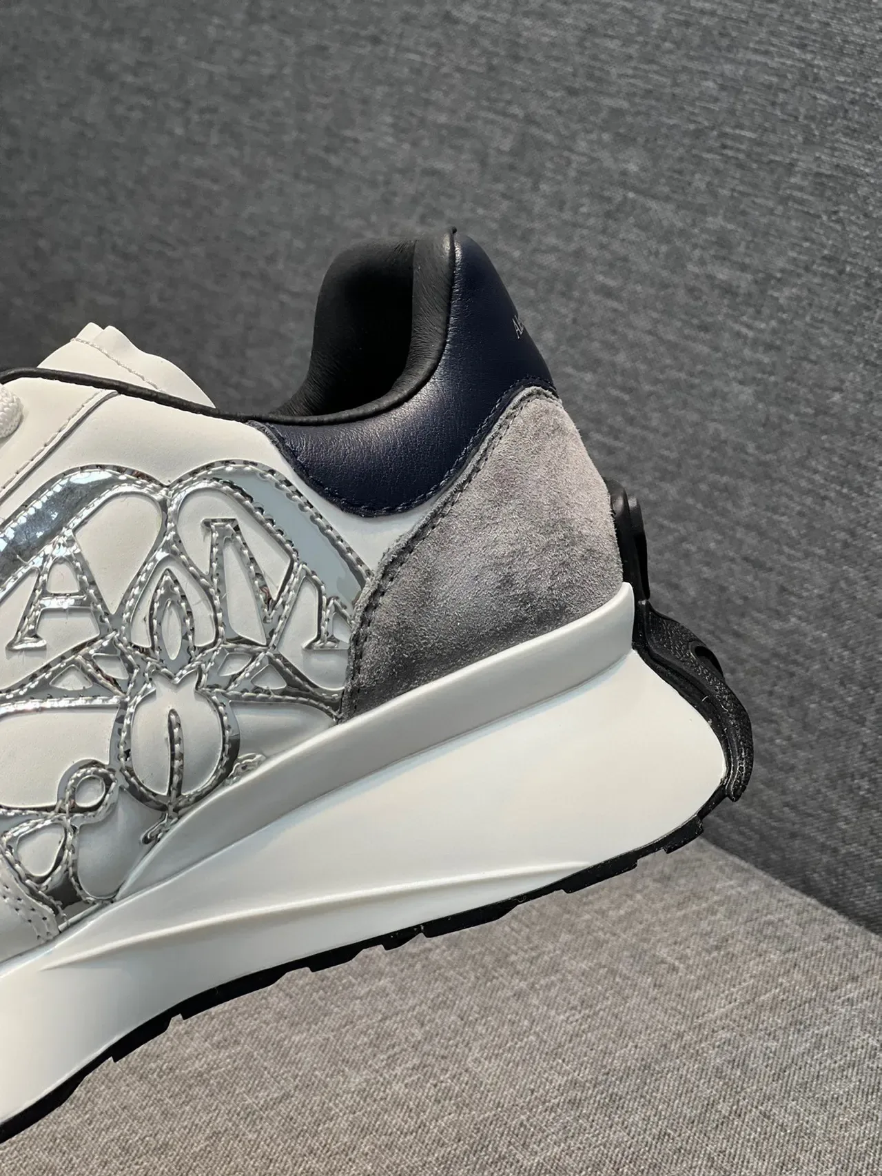 Alexander McQueen Sneaker oversized blanc navy gris métallique lifestyle sneakers 8