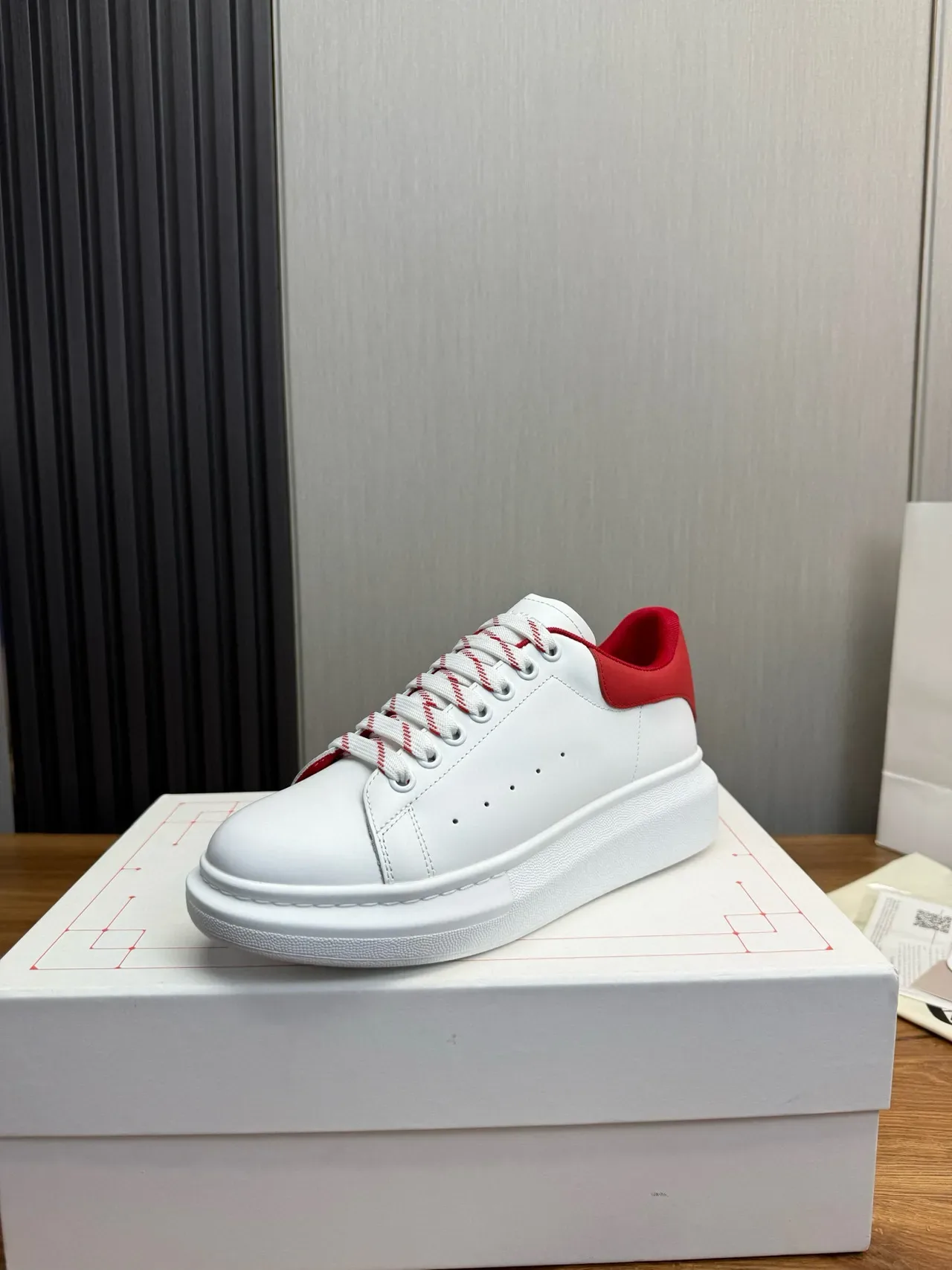 Alexander McQueen Sneaker oversize blanc rouge crâne lifestyle sneakers 2