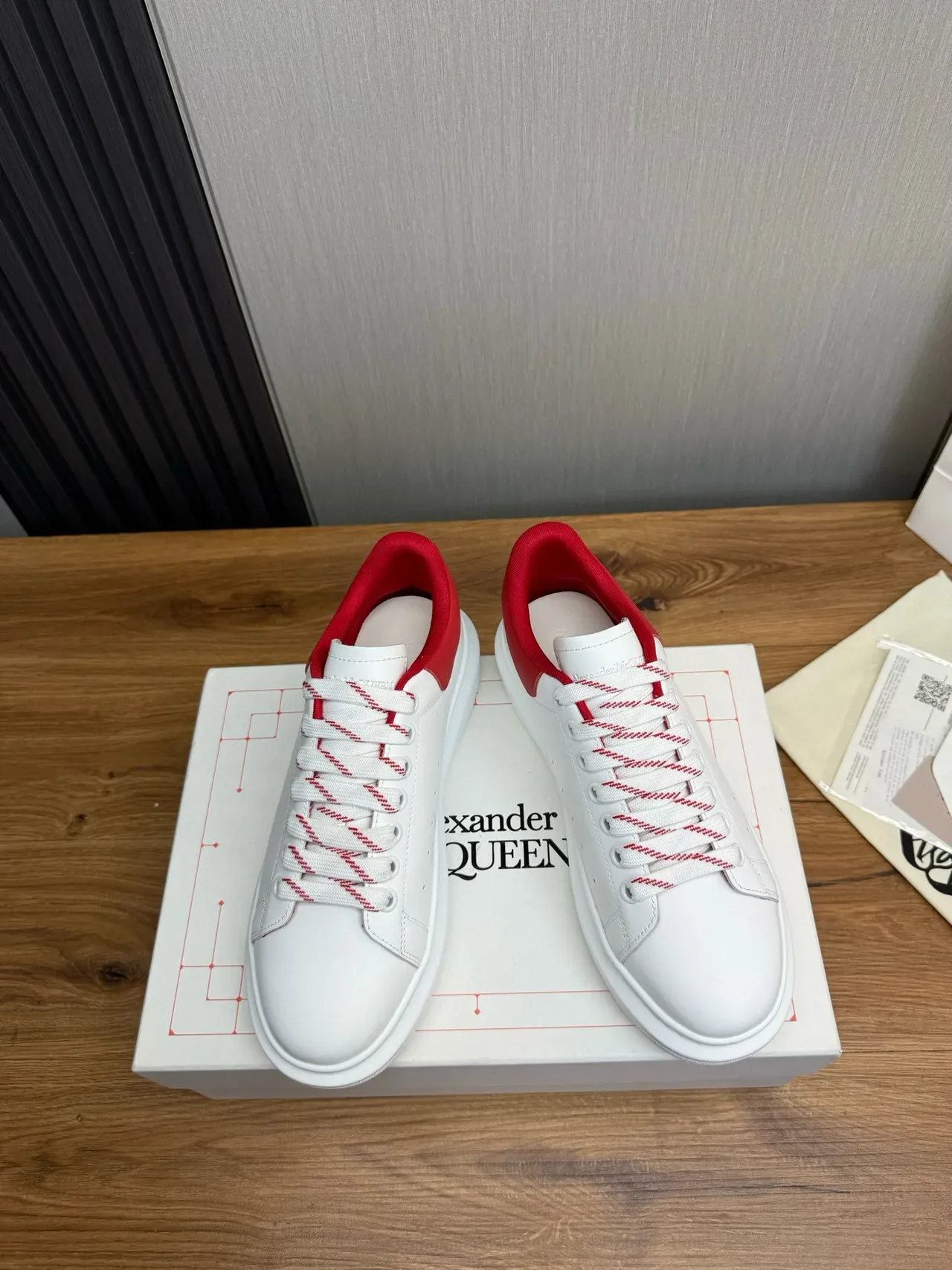 Alexander McQueen Sneaker oversize blanc rouge crâne lifestyle sneakers 3