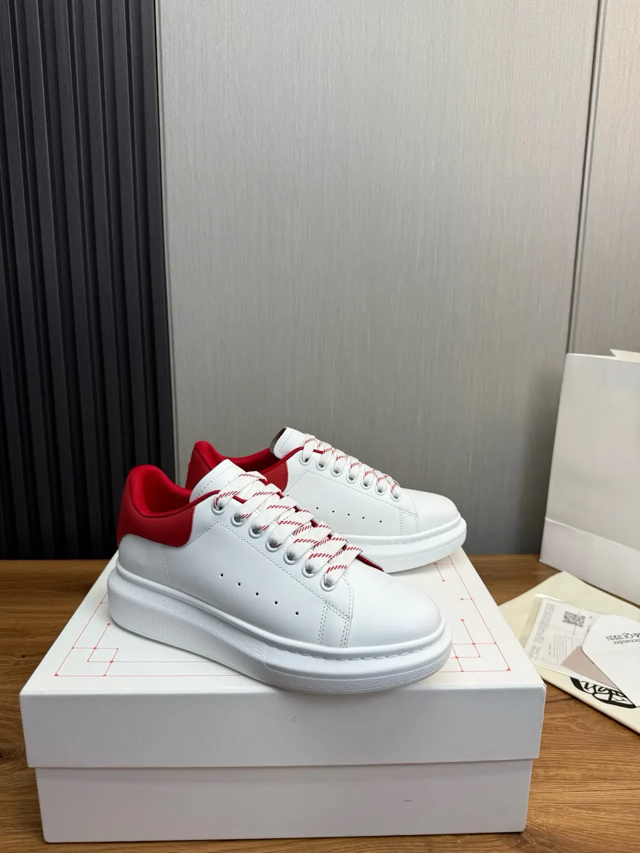 Alexander McQueen Sneaker oversize blanc rouge crâne lifestyle sneakers 4