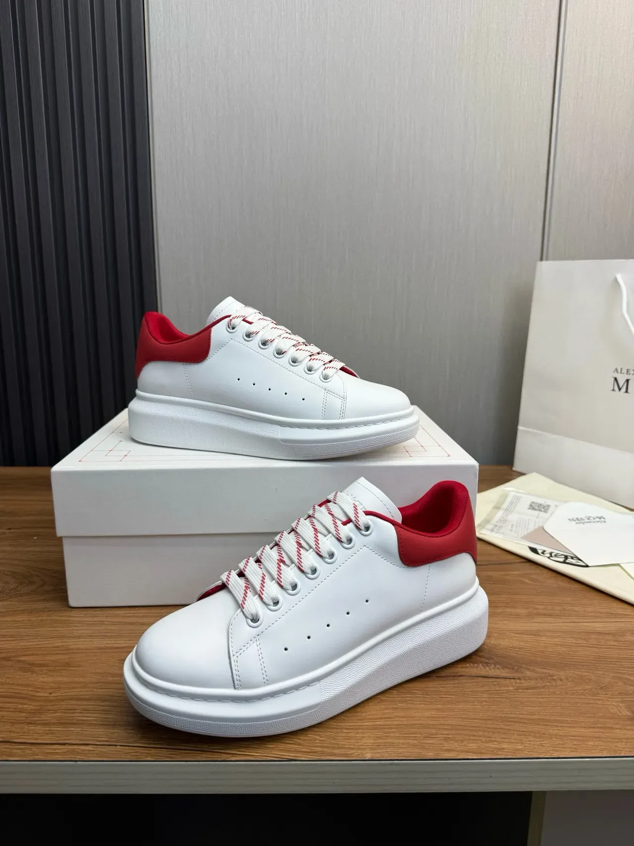 Alexander McQueen Sneaker oversize blanc rouge crâne lifestyle sneakers 5