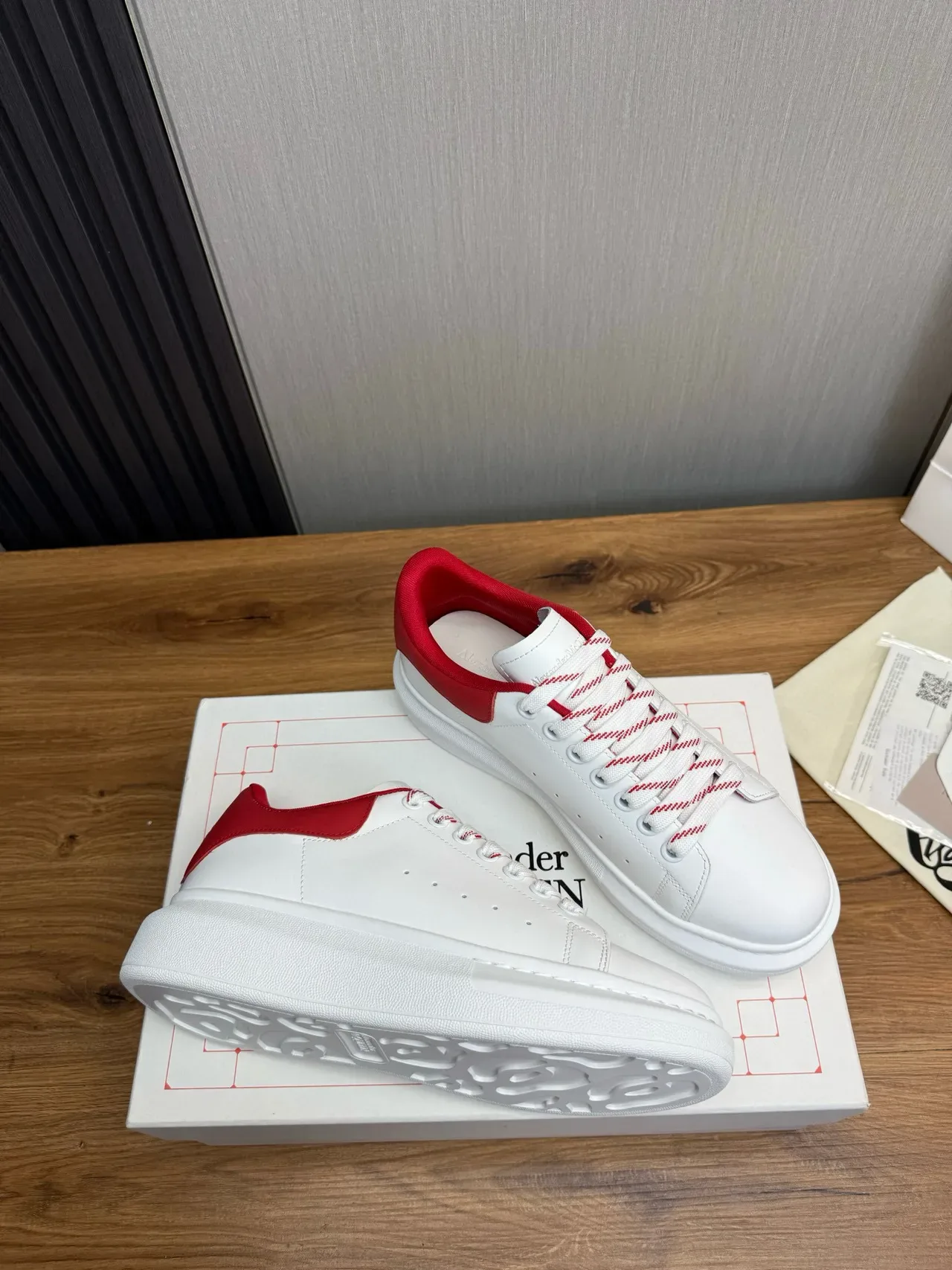 Alexander McQueen Sneaker oversize blanc rouge crâne lifestyle sneakers 6