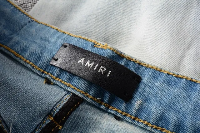 Amiri पैचवर्क डिस्ट्रेस्ड लाइट-वॉश स्लिम-फिट जींस 10