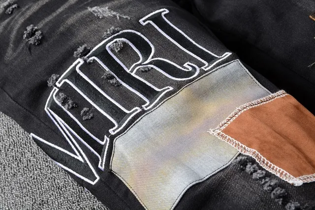 Amiri Patchwork Distressed Logo Jeans Preto 4
