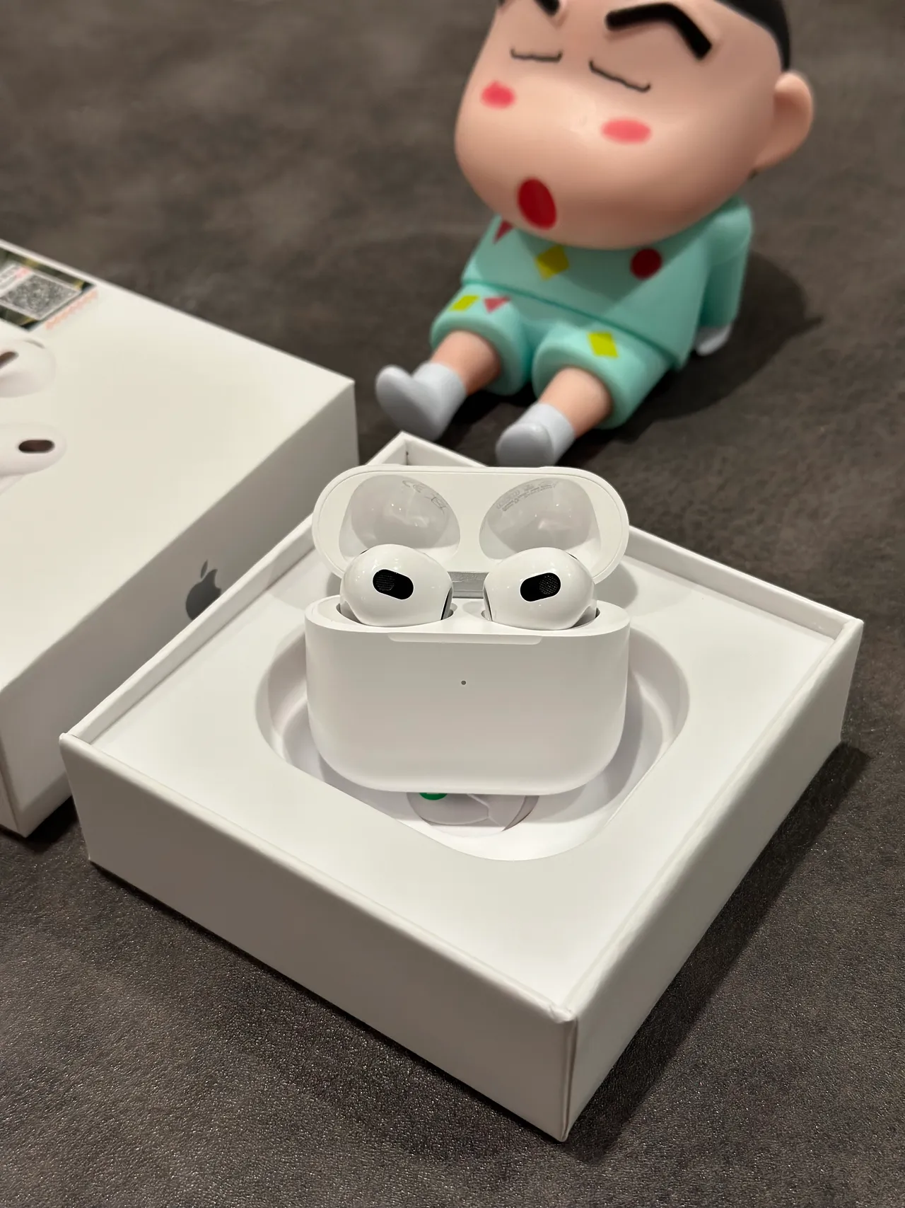 Apple AirPods সাদা স্টেম-স্টাইল ওপেন-ফিট TWS ইয়ারবাডস 6
