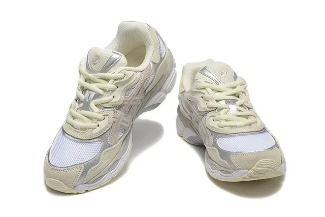 ASICS البيج الفضي حذاء أسلوب حياة مع طبقة قفص متداخلة شبكة-مخمل هجين في الجزء العلوي 2