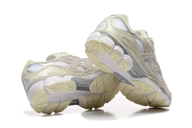 ASICS البيج الفضي حذاء أسلوب حياة مع طبقة قفص متداخلة شبكة-مخمل هجين في الجزء العلوي 3