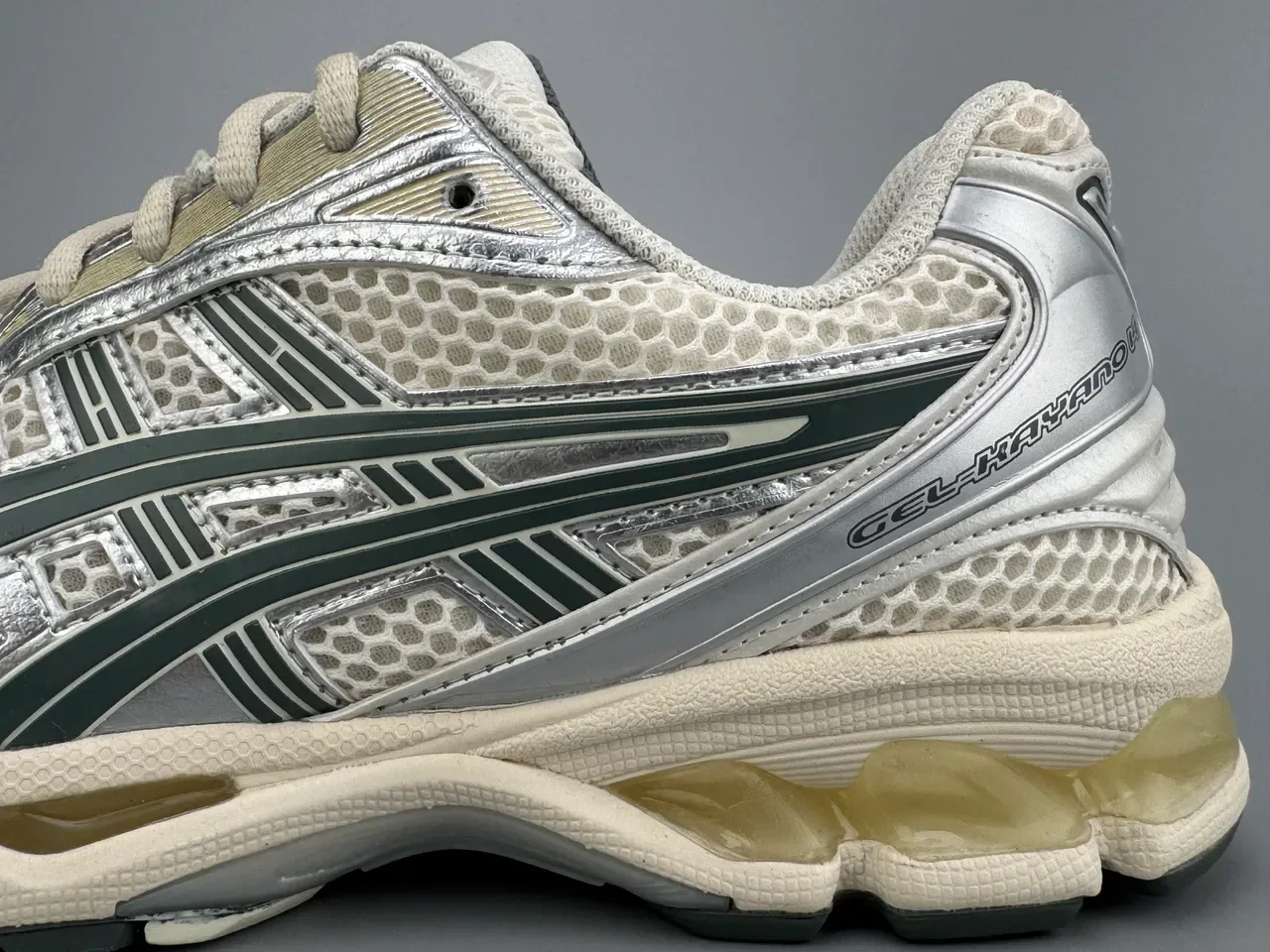 ASICS Gel-Kayano بيج فضي شبكي وصناعي طبقة علوية لمسات معدنية أحذية جري 3