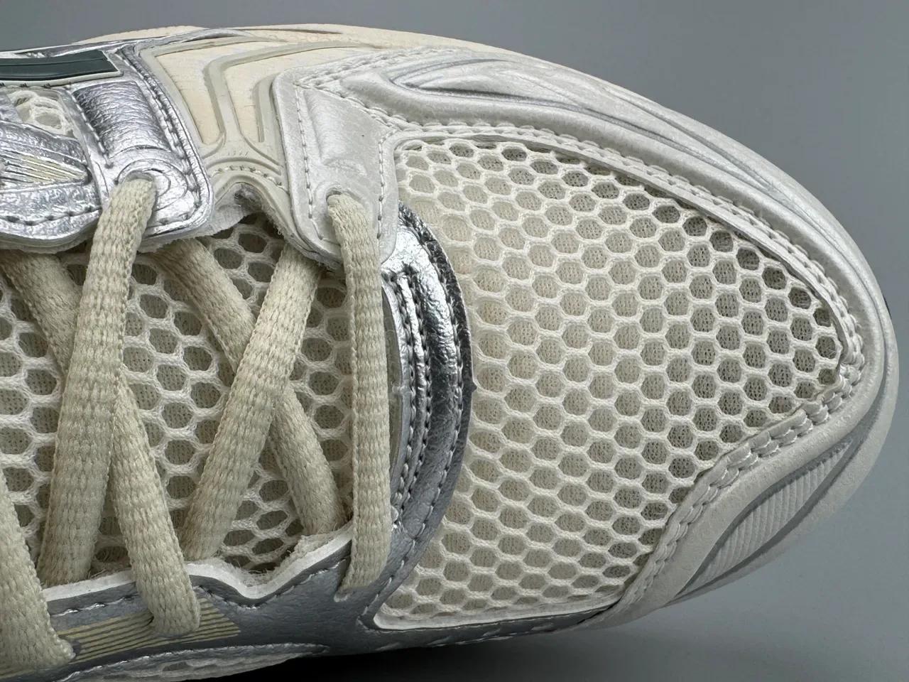 ASICS Gel-Kayano بيج فضي شبكي وصناعي طبقة علوية لمسات معدنية أحذية جري 4