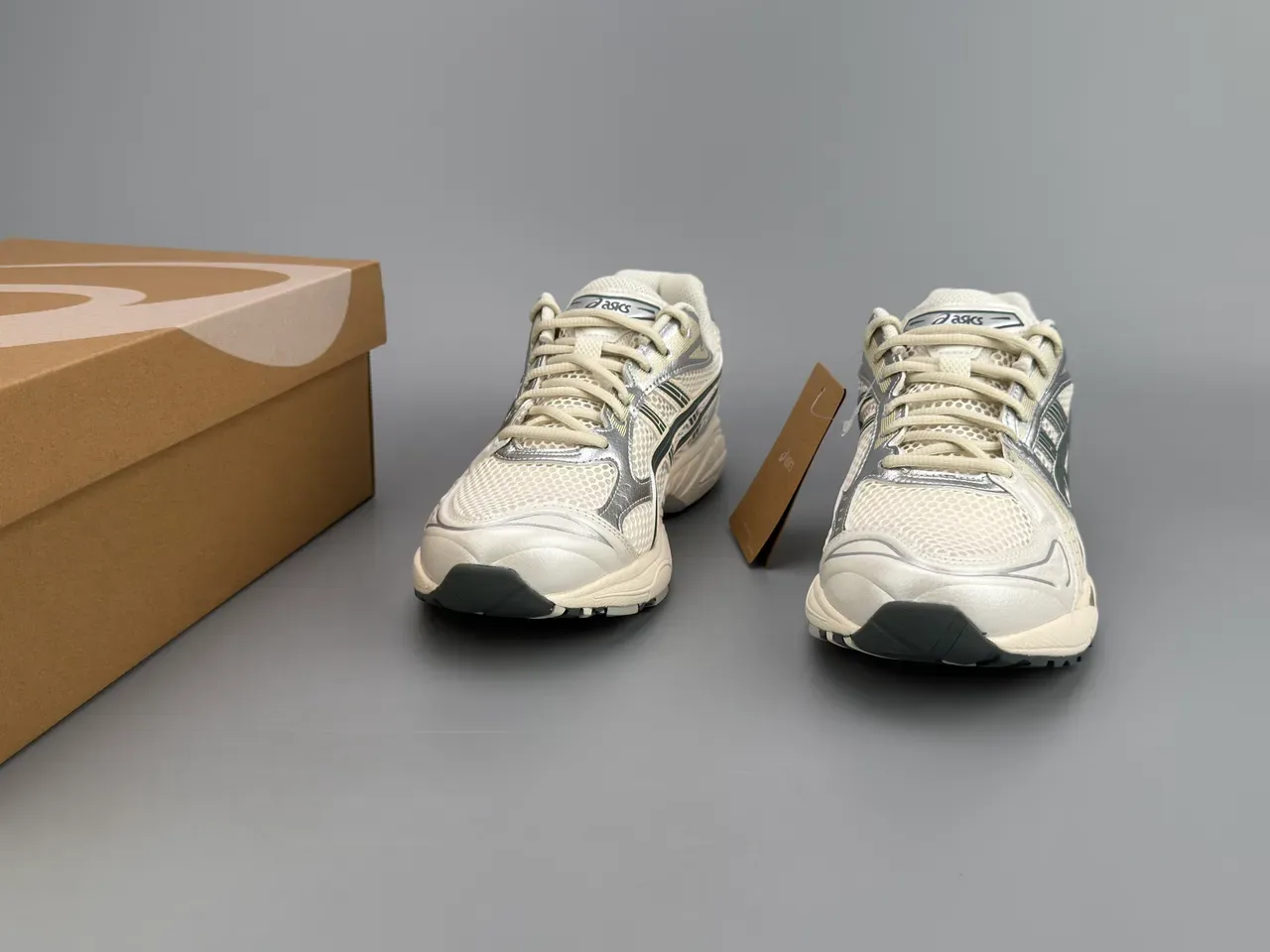 ASICS Gel-Kayano بيج فضي شبكي وصناعي طبقة علوية لمسات معدنية أحذية جري 5