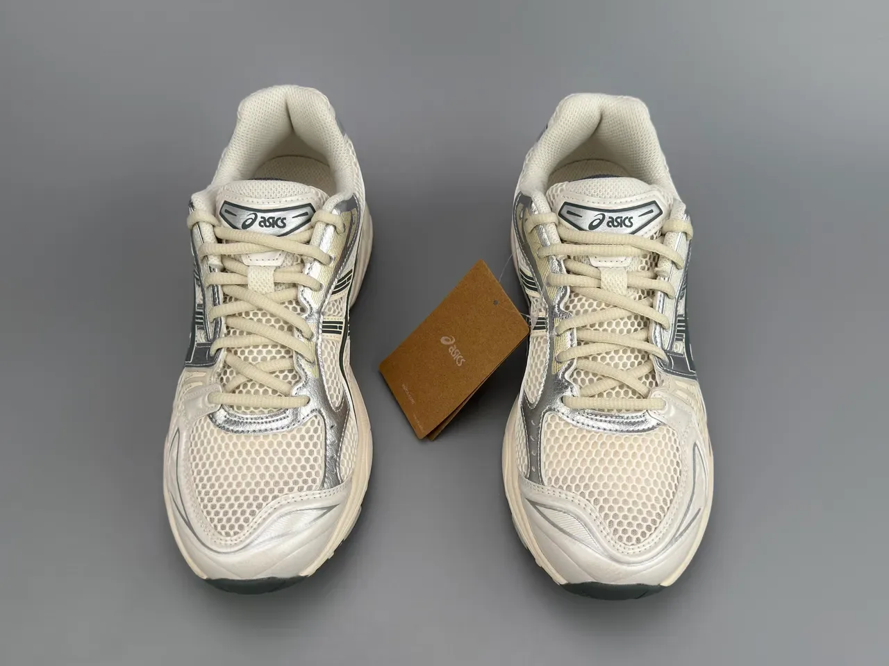 ASICS Gel-Kayano بيج فضي شبكي وصناعي طبقة علوية لمسات معدنية أحذية جري 6
