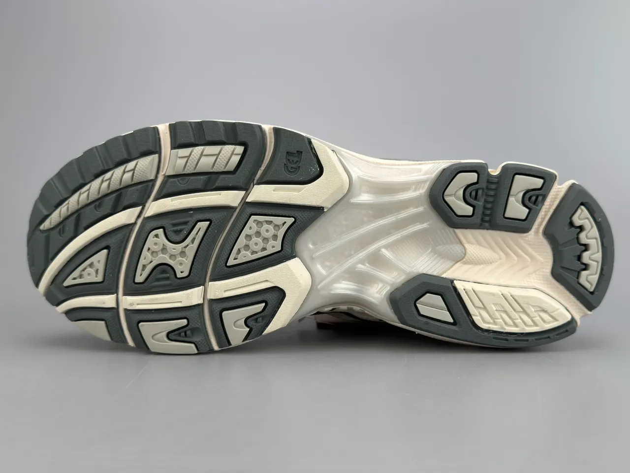 ASICS Gel-Kayano بيج فضي شبكي وصناعي طبقة علوية لمسات معدنية أحذية جري 7