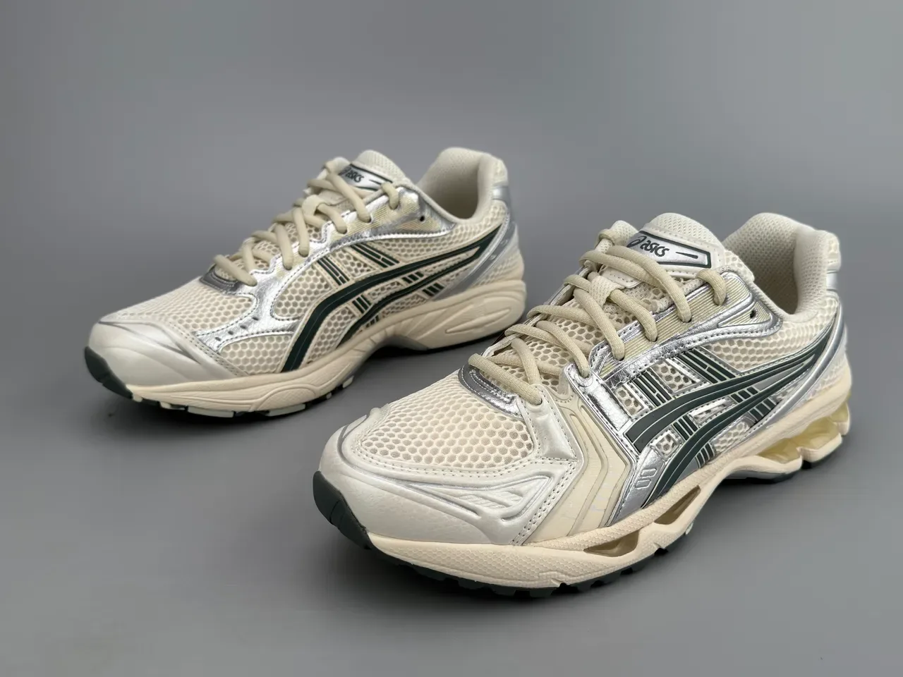 ASICS Gel-Kayano بيج فضي شبكي وصناعي طبقة علوية لمسات معدنية أحذية جري 8
