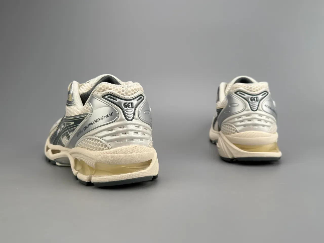 ASICS Gel-Kayano بيج فضي شبكي وصناعي طبقة علوية لمسات معدنية أحذية جري 9