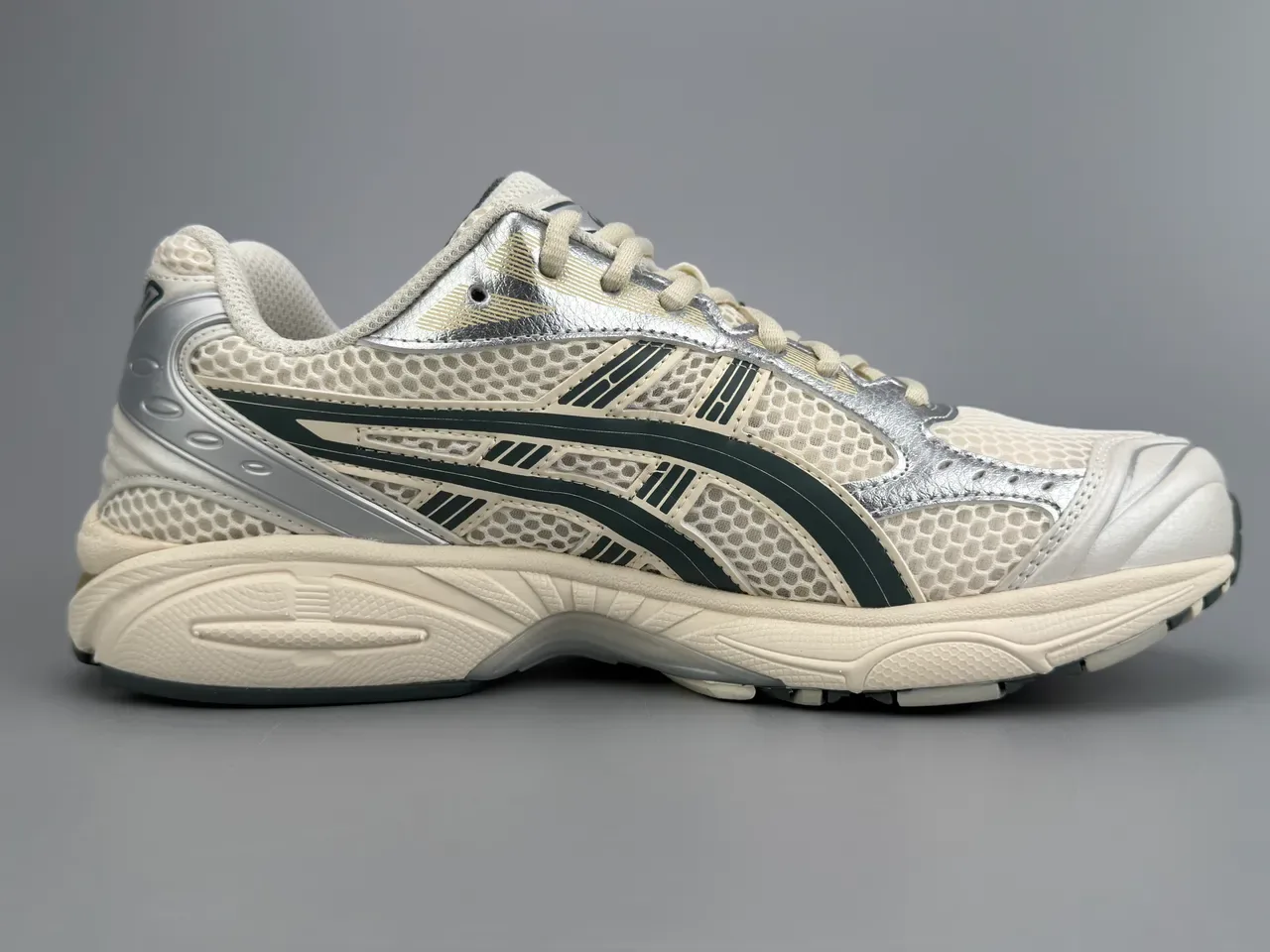 ASICS Gel-Kayano بيج فضي شبكي وصناعي طبقة علوية لمسات معدنية أحذية جري 10