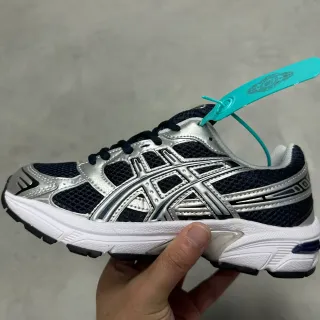 ASICS Gel-Kayano Navy and Silver 跑鞋