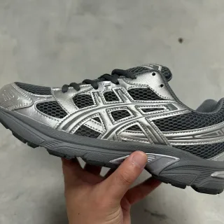 ASICS Gel-Kayano 银色和黑色跑鞋