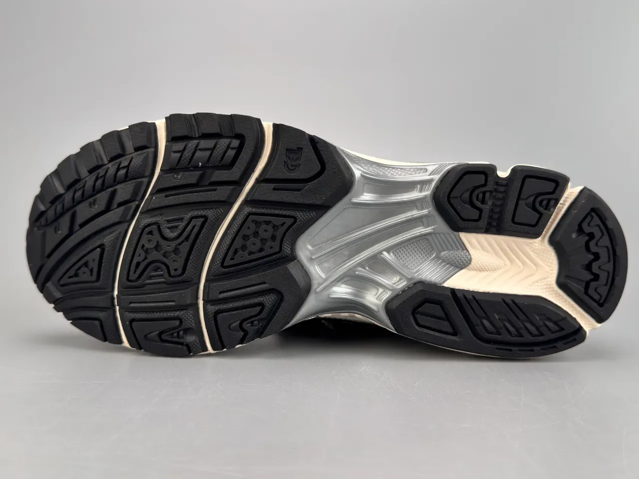 ASICS Gel-Kayano Silver Black Cream Running Shoes 8