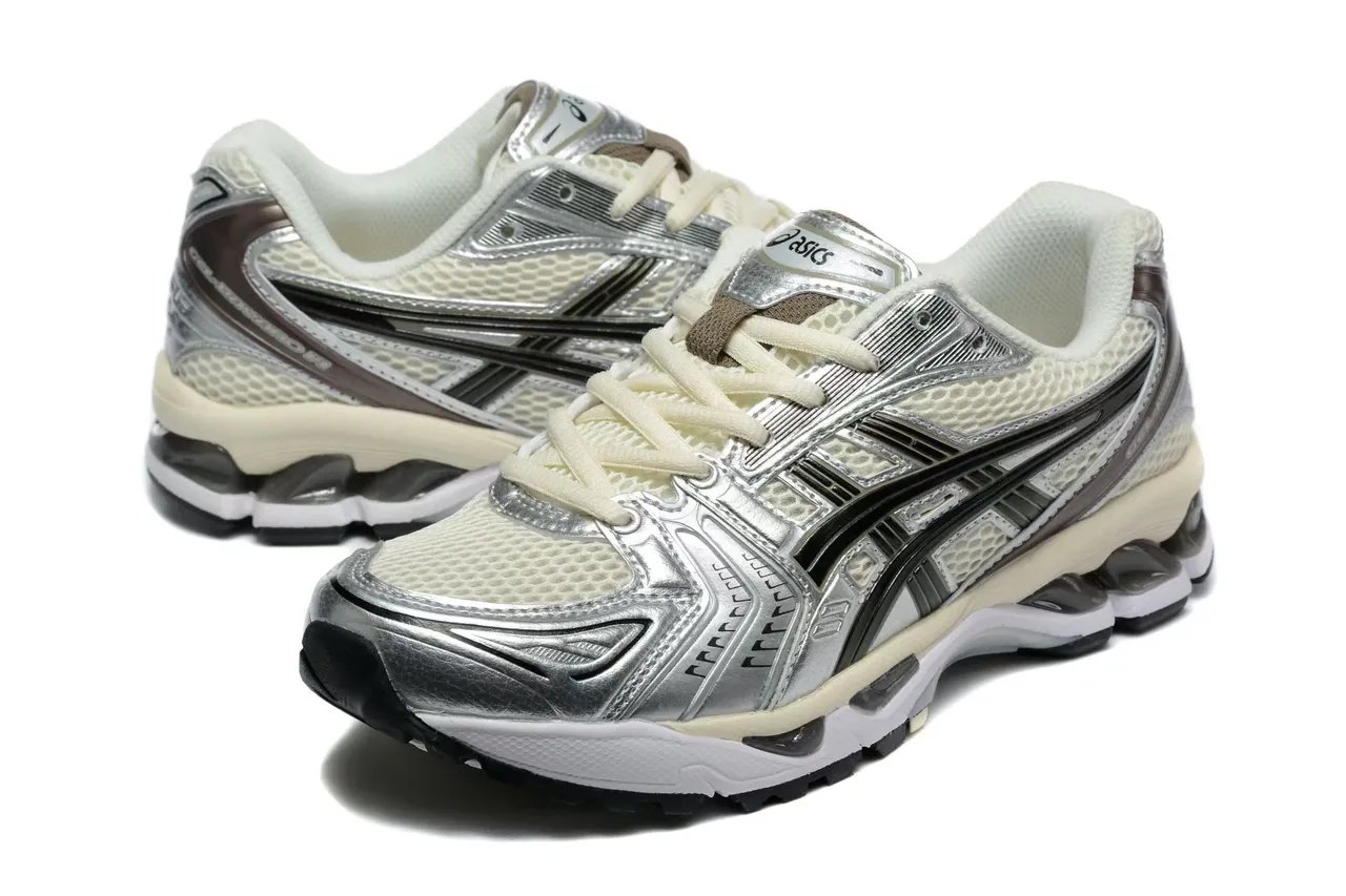 ASICS Gel-Kayano 银色奶油黑色跑鞋 3
