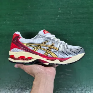 ASICS चांदी लाल संरचित जाली ऊपरी सोने का बाघ की पट्टा लोगो रनिंग जूते