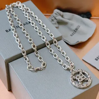 Balenciaga BB फिलीग्रे पेंडेंट चांदी की चेन नेकलिस