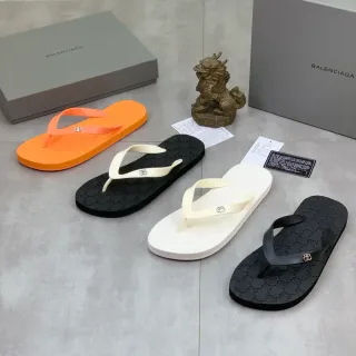 Balenciaga BB मोनोग्राम रबर फ्लिप फ्लॉप्स