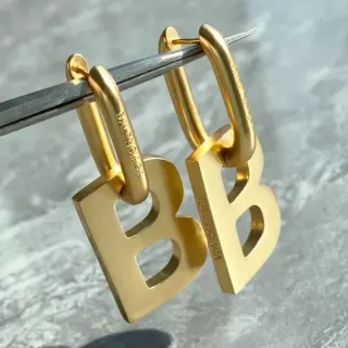 Balenciaga BB सोने के रंग के कटआउट लेटर ईयररिंग्स