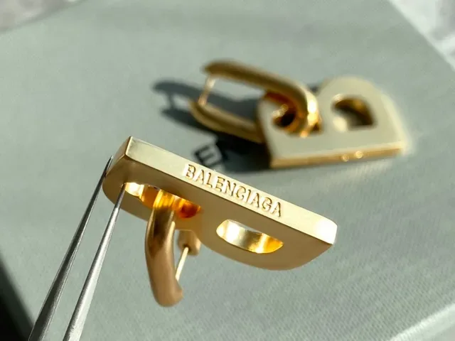 Balenciaga BB Brincos com corte de letra em tom dourado 5
