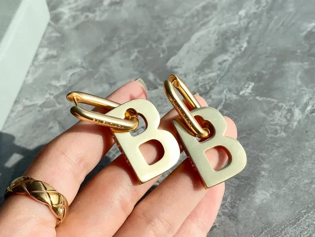 Balenciaga BB Brincos com corte de letra em tom dourado 6