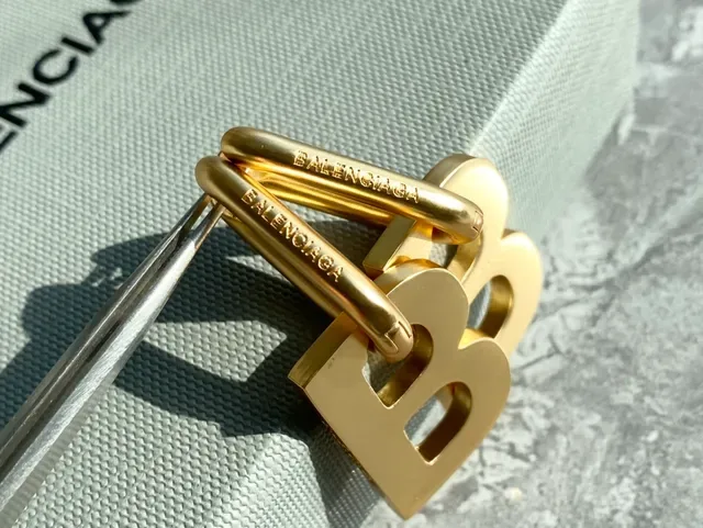 Balenciaga BB Brincos com corte de letra em tom dourado 7