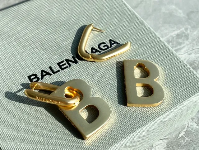 Balenciaga BB Brincos com corte de letra em tom dourado 10
