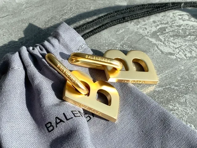 Balenciaga BB Brincos com corte de letra em tom dourado 11